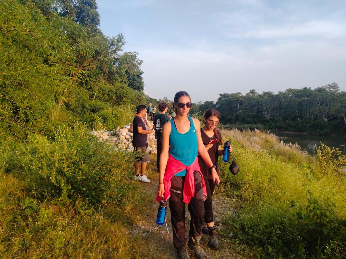 Hotel Tiger Tops Sauraha Ngoại thất bức ảnh