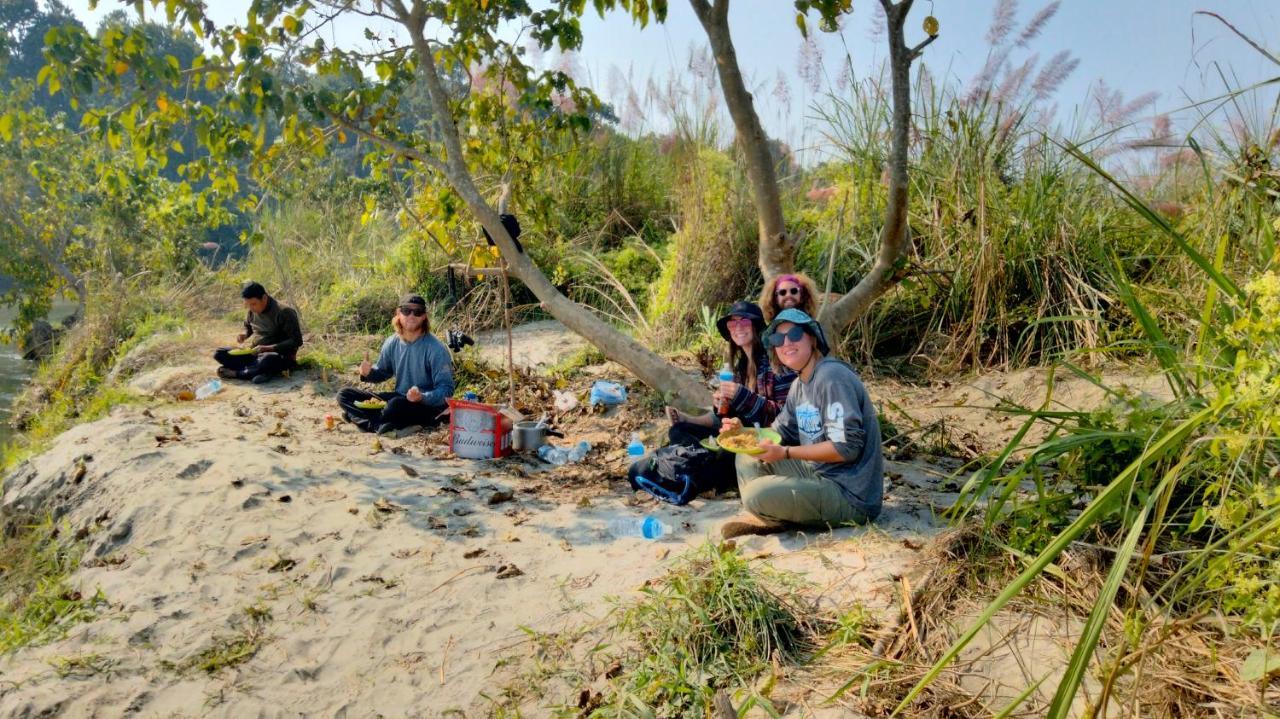 Hotel Tiger Tops Sauraha Ngoại thất bức ảnh