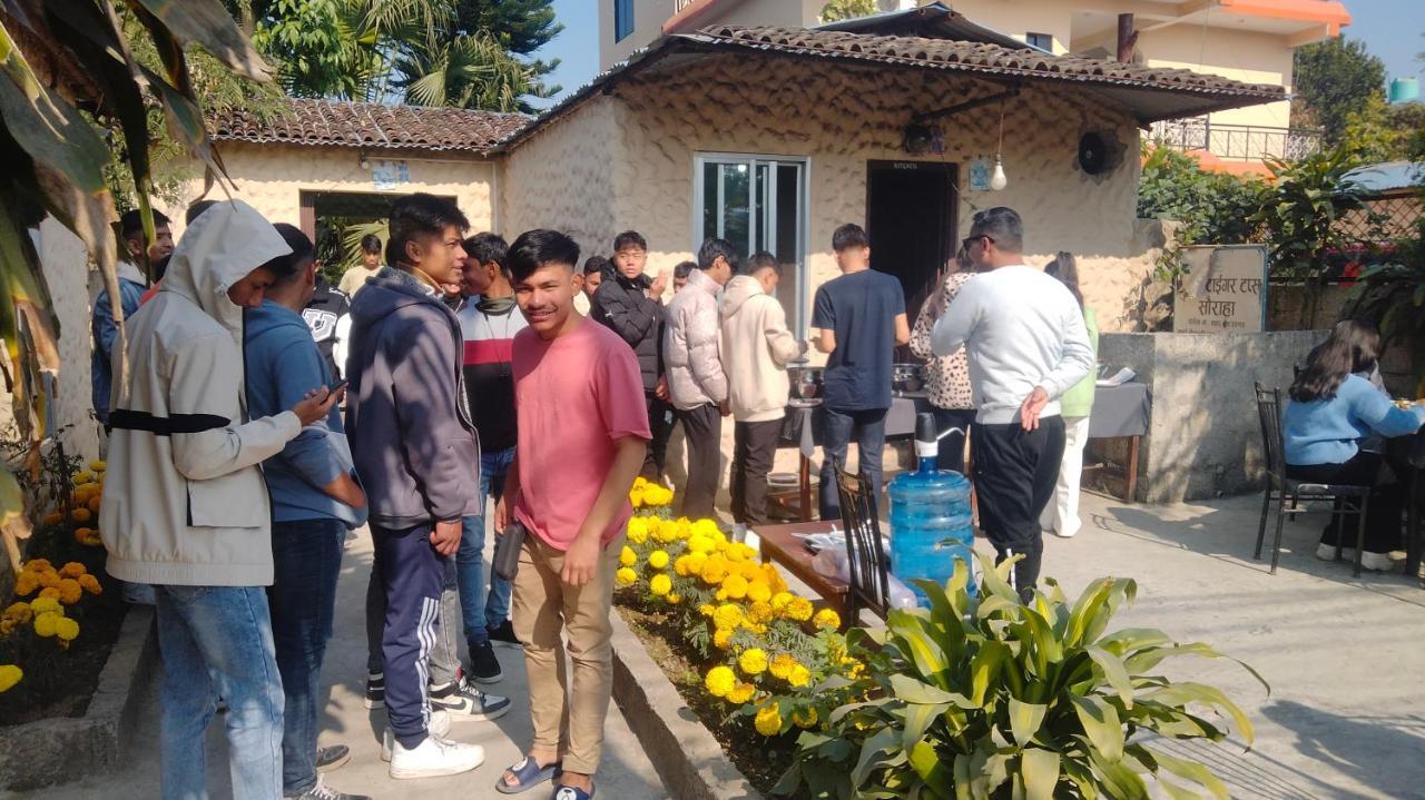 Hotel Tiger Tops Sauraha Ngoại thất bức ảnh
