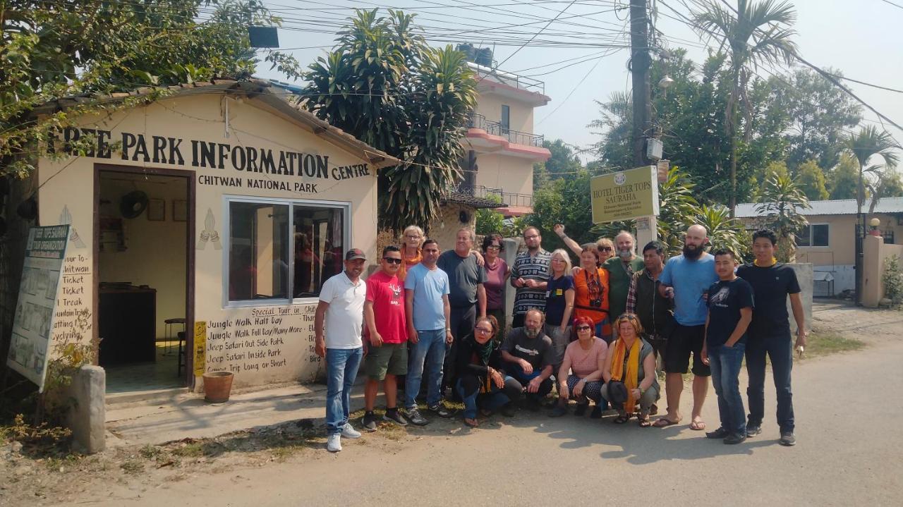 Hotel Tiger Tops Sauraha Ngoại thất bức ảnh