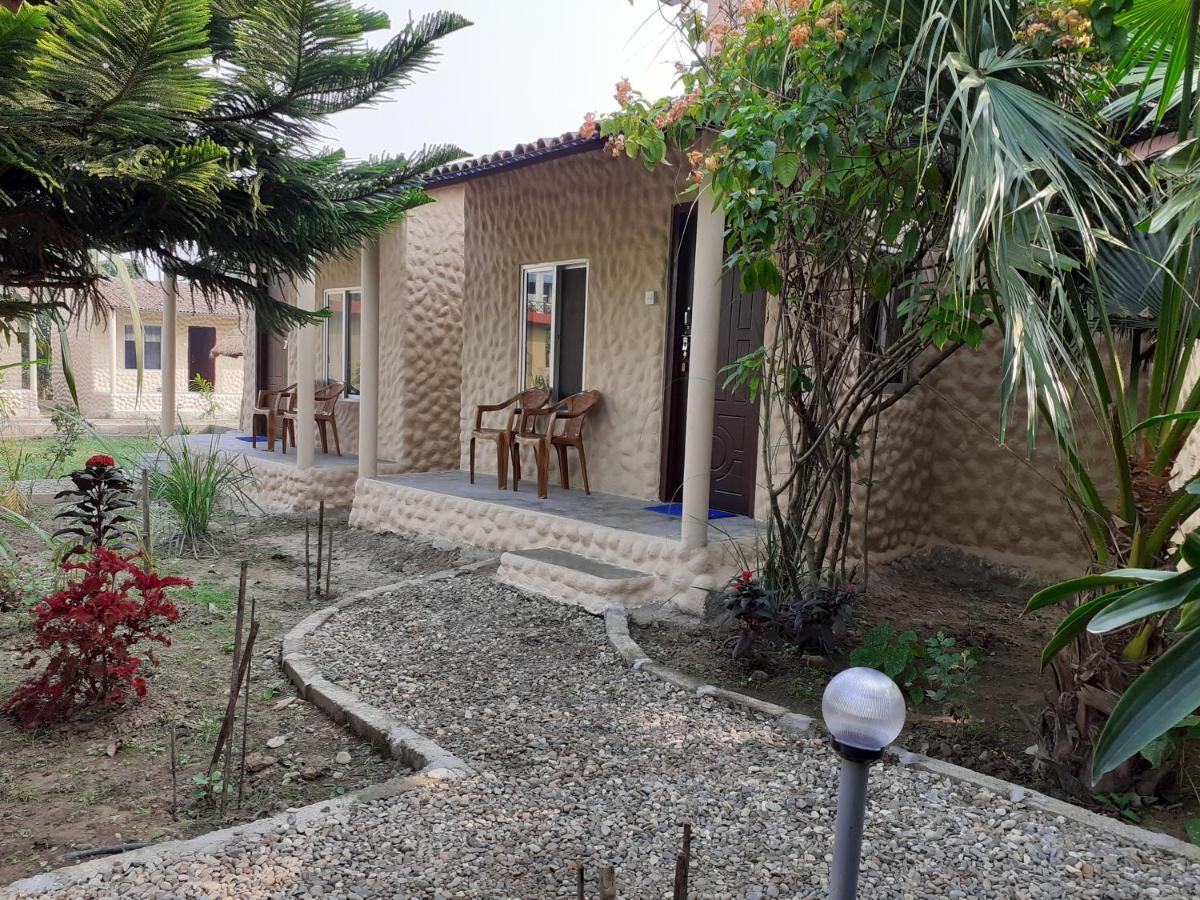 Hotel Tiger Tops Sauraha Ngoại thất bức ảnh