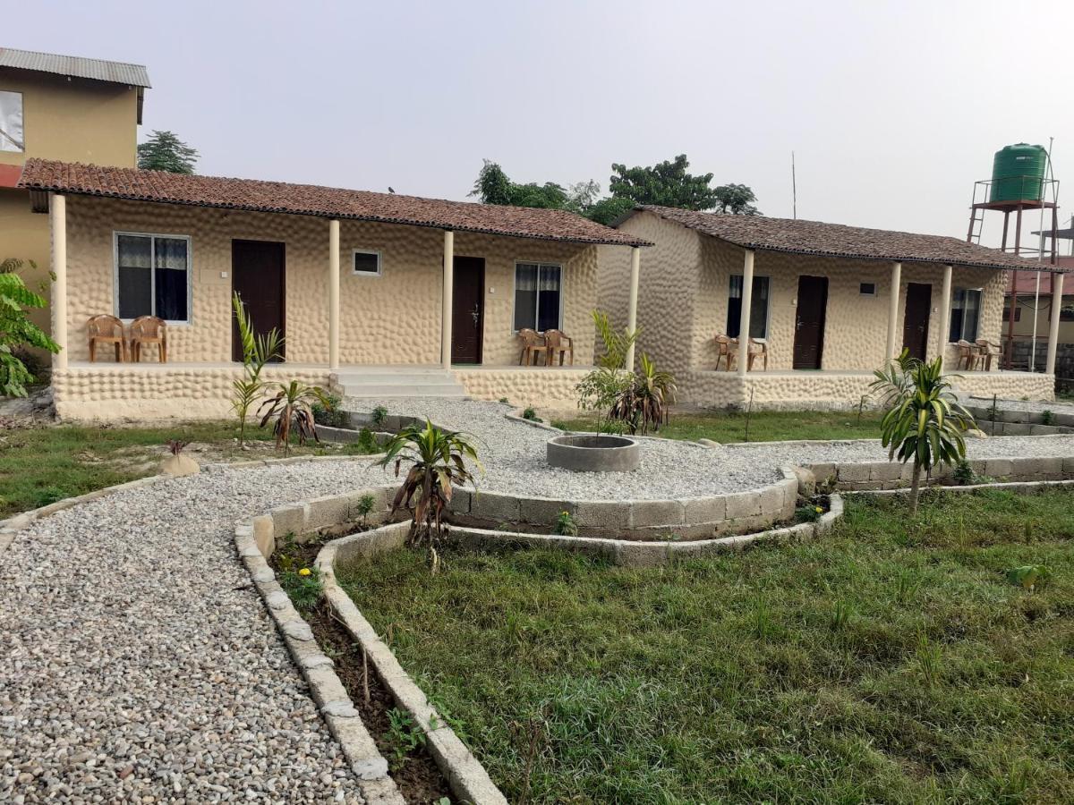 Hotel Tiger Tops Sauraha Ngoại thất bức ảnh