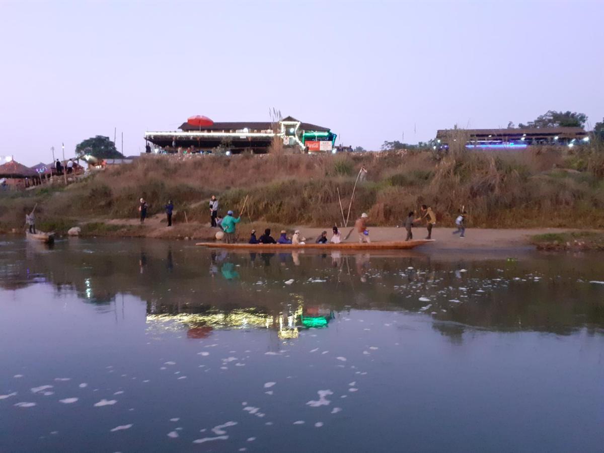 Hotel Tiger Tops Sauraha Ngoại thất bức ảnh