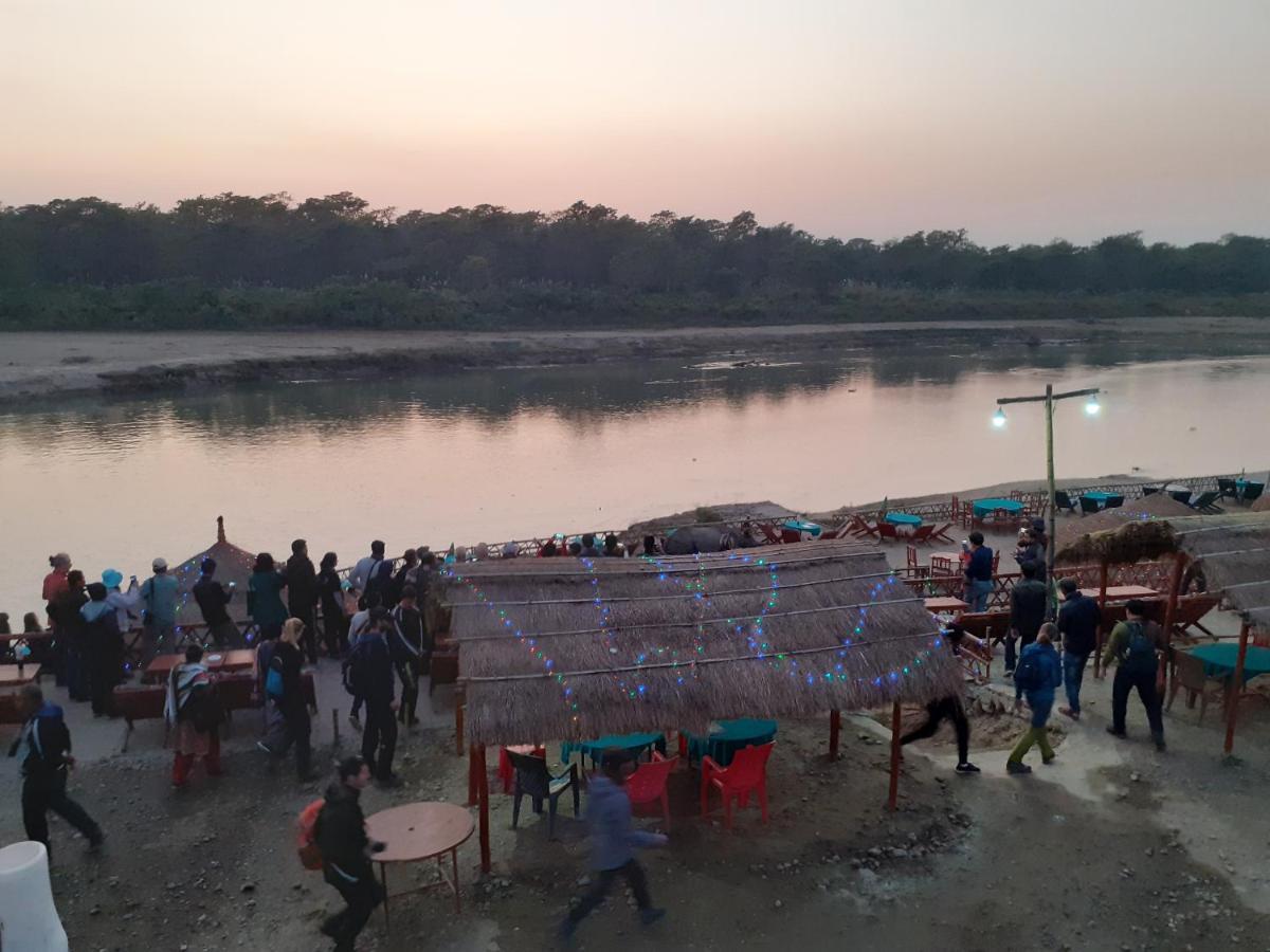 Hotel Tiger Tops Sauraha Ngoại thất bức ảnh