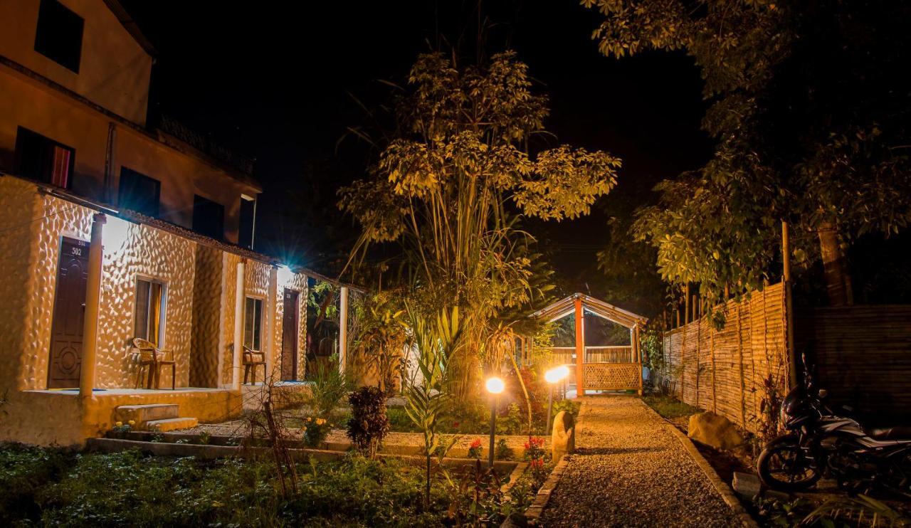 Hotel Tiger Tops Sauraha Ngoại thất bức ảnh
