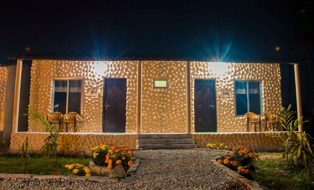 Hotel Tiger Tops Sauraha Ngoại thất bức ảnh