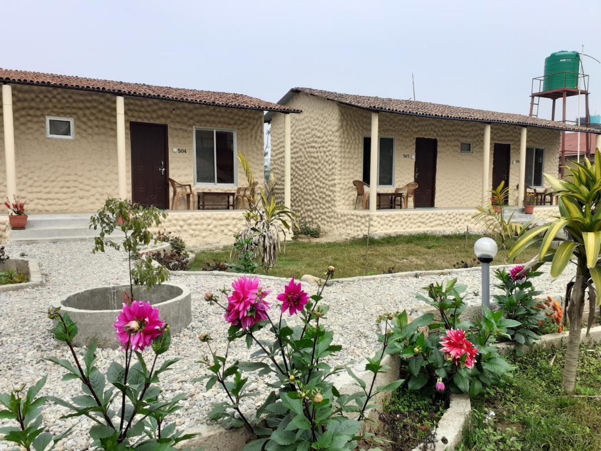 Hotel Tiger Tops Sauraha Ngoại thất bức ảnh